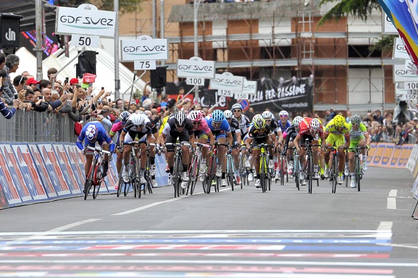 Lo sprint della 7a tappa del Giro d'Italia © Photo La Presse/RCS Sport